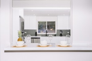 Microondas, horno, placa de cocina, lavavajillas