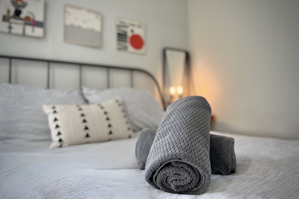 MidCentury Cottage in the Heights + Loft bedroom! Tampa Vrbo