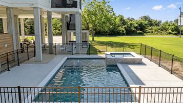 Piscina all'aperto, una piscina riscaldata