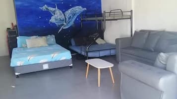 Kamar Quadruple Keluarga, pemandangan pantai, tepi pantai | Didekorasi berbeda-beda dan dilengkapi dengan perabotan berbeda-beda