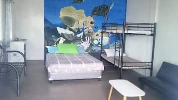 Habitación cuádruple familiar, vista al océano, junto a la playa | Decoración personalizada, muebles diferentes y ropa de cama