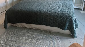 A neatly arranged bedroom with a bed, bedside tables, a round mirror, and a window. - Belfast Beauty - Downtown Belfast (Belfast)