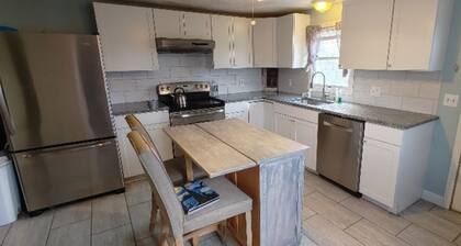 Clean, Cute, Safe, and Centrally Located 2 Bedroom Apartment