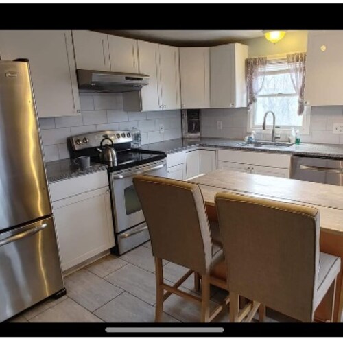 Clean, Cute, Safe, and Centrally Located 2 Bedroom Apartment