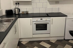 Een koelkast, een microgolfoven, een oven, een kookplaat