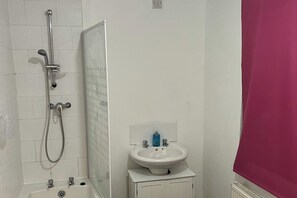 Een douche, handdoeken