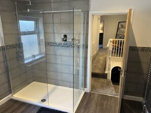 Bathtub, hair dryer, towels - Superb 2 bed Apartment Great location (Stoke-on-Trent)
