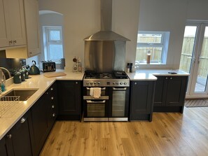 Fridge, microwave, oven, stovetop - Superb 2 bed Apartment Great location (Stoke-on-Trent)