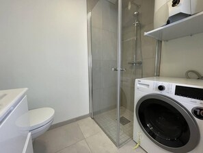 Chuveiro, secador de cabelo, toalhas de banho 