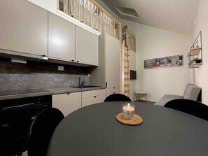 Kühlschrank, Ofen, Geschirrspüler, Wasserkocher mit Kaffee-/Teezubehör