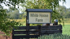 A wooden signboard with the text "White House Farm" in a rural setting. - 2-Bed 18th Century Barn - Sleeps 6 - Pet Friendly (Boston)