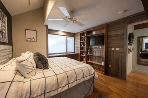 3 chambres, fer et planche à repasser, lit de bébé portatif