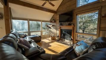 TV connectée, cheminée, jeux vidéo, table de tennis de table