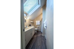 Douche, séchoir à cheveux, serviettes fournies, savon