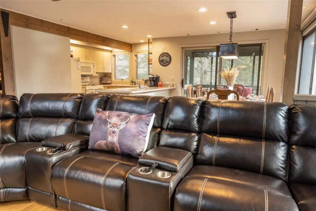 TV connectée, cheminée, jeux vidéo, table de tennis de table