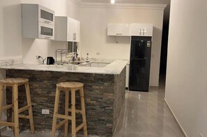 雪櫃、微波爐、焗爐、爐具