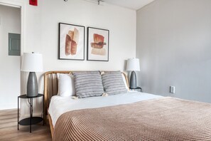 2 habitaciones, tabla de planchar con plancha, wifi y ropa de cama