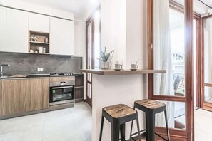 Een koelkast, een microgolfoven, een oven, een kookplaat