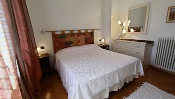 2 soverom, strykejern/-brett og sengetøy