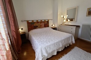 2 bedrooms, iron/ironing board, bed sheets