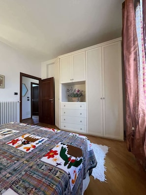 2 habitaciones, tabla de planchar con plancha y ropa de cama 