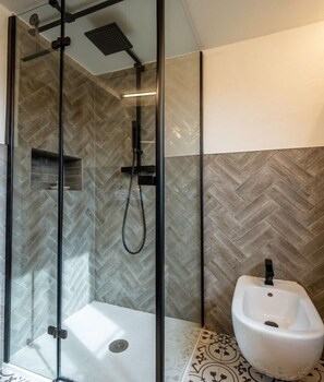Dutxa, assecador de cabells, bidet i tovalloles 