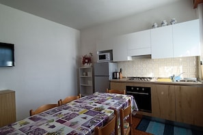 Fridge, microwave, oven, stovetop - Apartment with beautiful lake view, garden and parking spot - Larihome (Domaso)