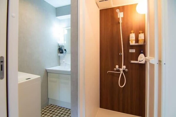 Room, 1 Bedroom | Bathroom | Shower, hair dryer, towels