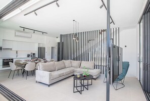 Smart-TV, Tischfußball, Musikbibliothek, Videothek