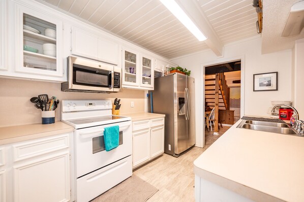 Refrigerador, microondas, horno y parrilla de estufa 