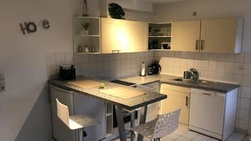 Kylskåp, ugn, spishäll och diskmaskin