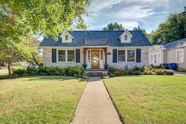 Exterior - Classy home w/ deck & fenced yard only 2 blocks from the fairgrounds!! (Tulsa)