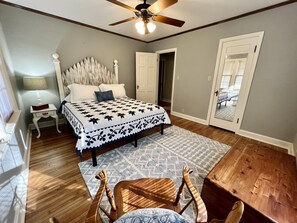 2 bedrooms, in-room safe, desk, iron/ironing board - Classy home w/ deck & fenced yard only 2 blocks from the fairgrounds!! (Tulsa)