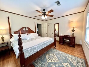 2 bedrooms, in-room safe, desk, iron/ironing board