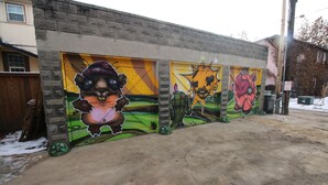 Un bâtiment orné d’une fresque représentant des personnages de dessins animés.