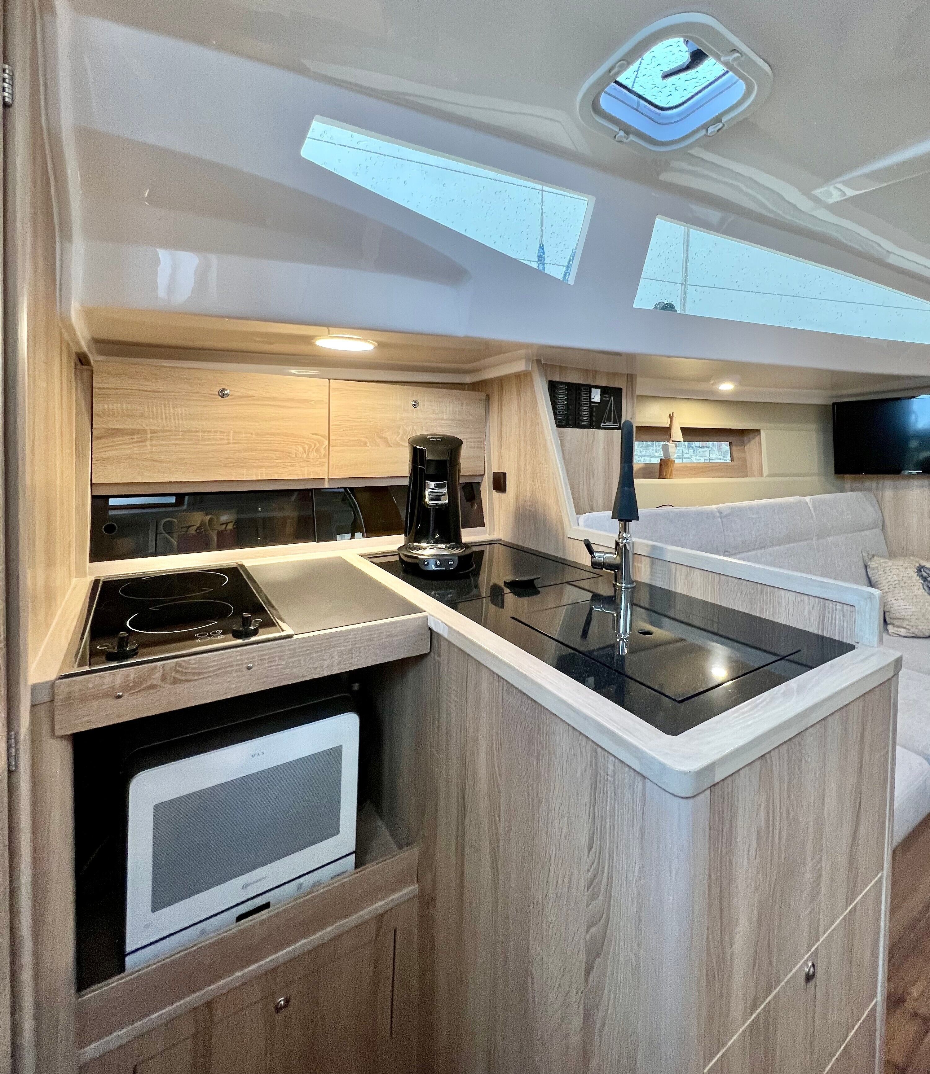 Kühlschrank, Mikrowelle, Herdplatte, Wasserkocher mit Kaffee-/Teezubehör