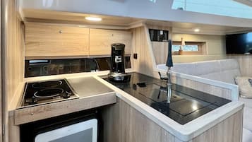 Kühlschrank, Mikrowelle, Herdplatte, Wasserkocher mit Kaffee-/Teezubehör