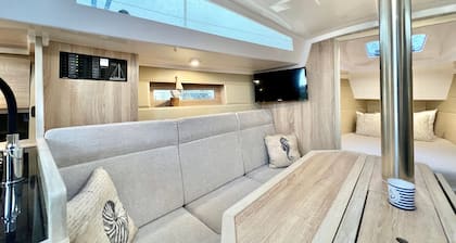 Hausboot Segelyacht Nui" auf dem Meer und Privat-Terrasse