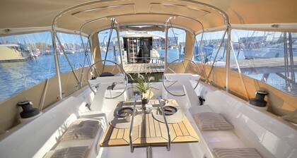 Bateau 'Hausboot Segelyacht Nui' sur la mer et terrasse privée