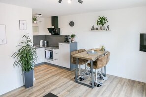 Fridge, oven, stovetop, coffee/tea maker