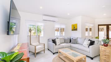 House (4 Bedrooms) | Living area