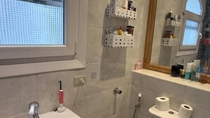 Shower, hair dryer, towels - Sunny Seaside Retreat in Hurghada (Hurghada)