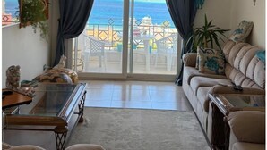 Living area - Sunny Seaside Retreat in Hurghada (Hurghada)