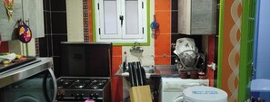 Fridge, microwave, oven, stovetop - 3-bed Sleeps 6 With Sea and City Views (Hurghada)