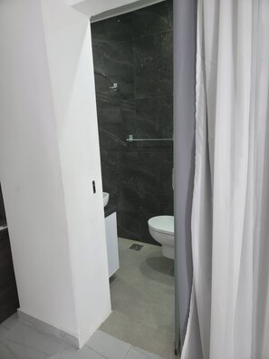 Dusj, hårføner og håndklær