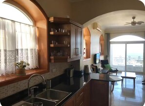 Fridge, microwave, oven, stovetop - Jasmine Boutique Accommodation Felfela (Hurghada)