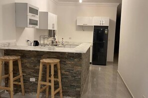 Køleskab, mikrobølgeovn, ovn, kogeplade