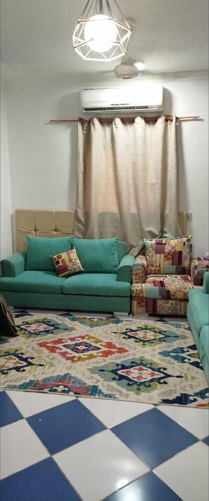 Living area - 3-bed Sleeps 6 With Sea and City Views (Hurghada)