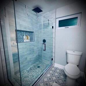 Shower, hair dryer, towels, soap - 18 Hidden Gem - Private Home - 3 BDRM In 5 Forks (Simpsonville)