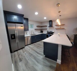 Fridge, microwave, oven, stovetop - 18 Hidden Gem - Private Home - 3 BDRM In 5 Forks (Simpsonville)